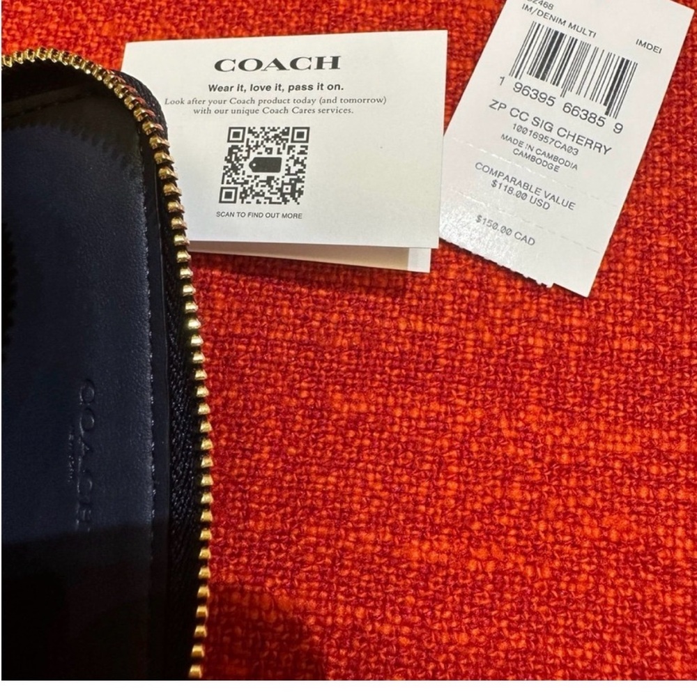 ❤️❤️❤️Coach zip card case with cherry print/gold hardware ❤️❤️❤️ - Picture 3 of 10